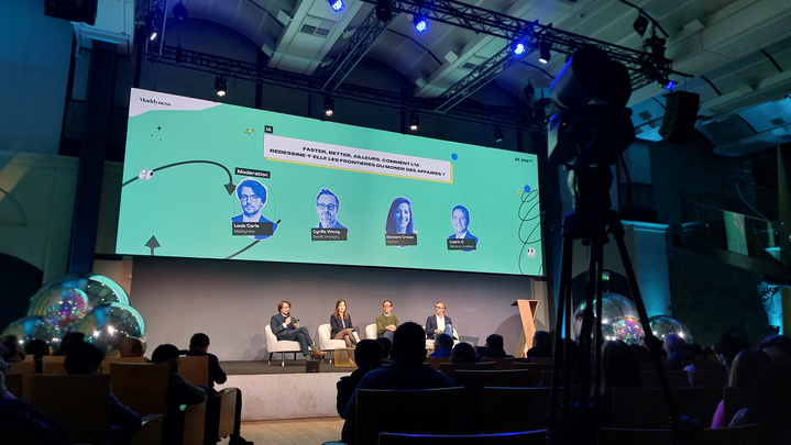 la table ronde sur L'IA et le monde des affaires avec les différents intervenants sur scène