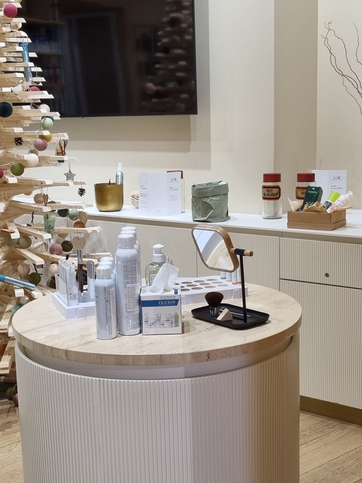 Un studio de tournage de Live Shopping de Pierre Fabre préparé en période de Noël