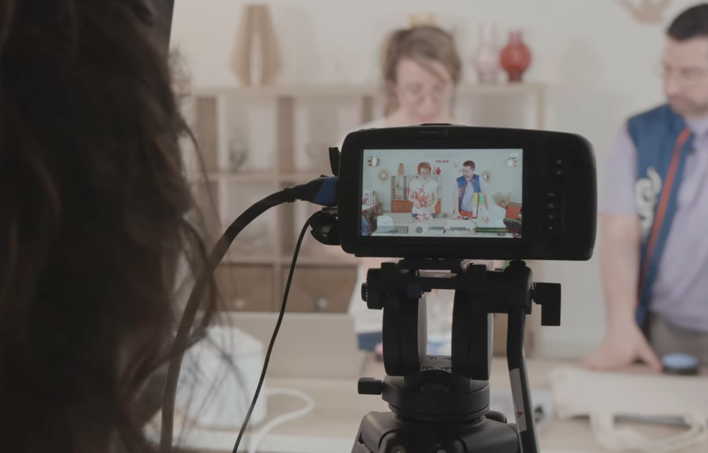 Le tournage d'un Live Shopping de Cultura, pionnier du Live Shopping dans son secteur en France. Une femme est devant une caméra dans un studio.