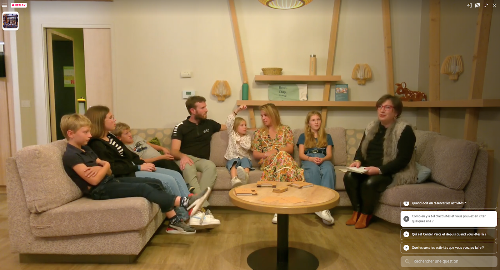 Live Shopping de Center Parcs qui vend un service de séjours de tourisme : une famille nombreuses dans un salon parle de son expérience à une présentatrice