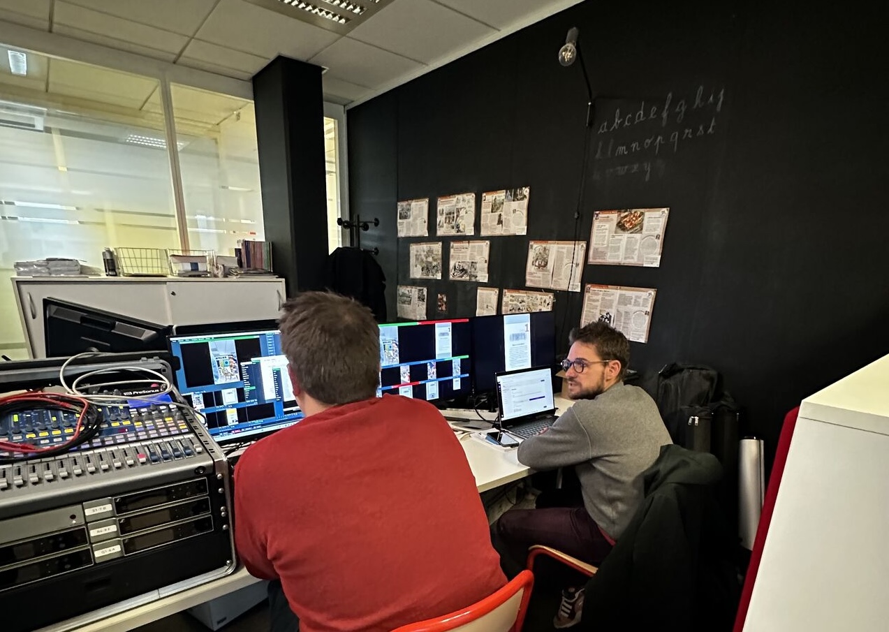 deux hommes travaillent en régie d'un live shopping