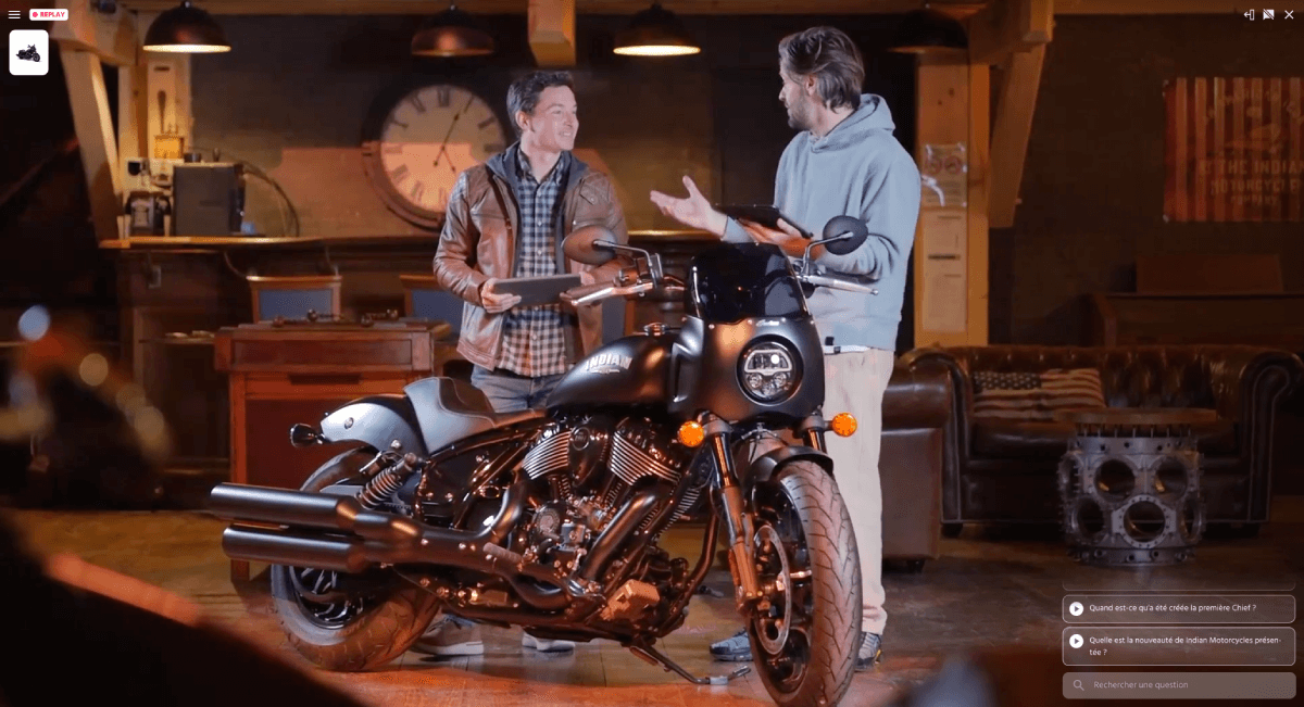 Deux animateurs présentent le nouveau modèle de la marque Indian Motorcycles