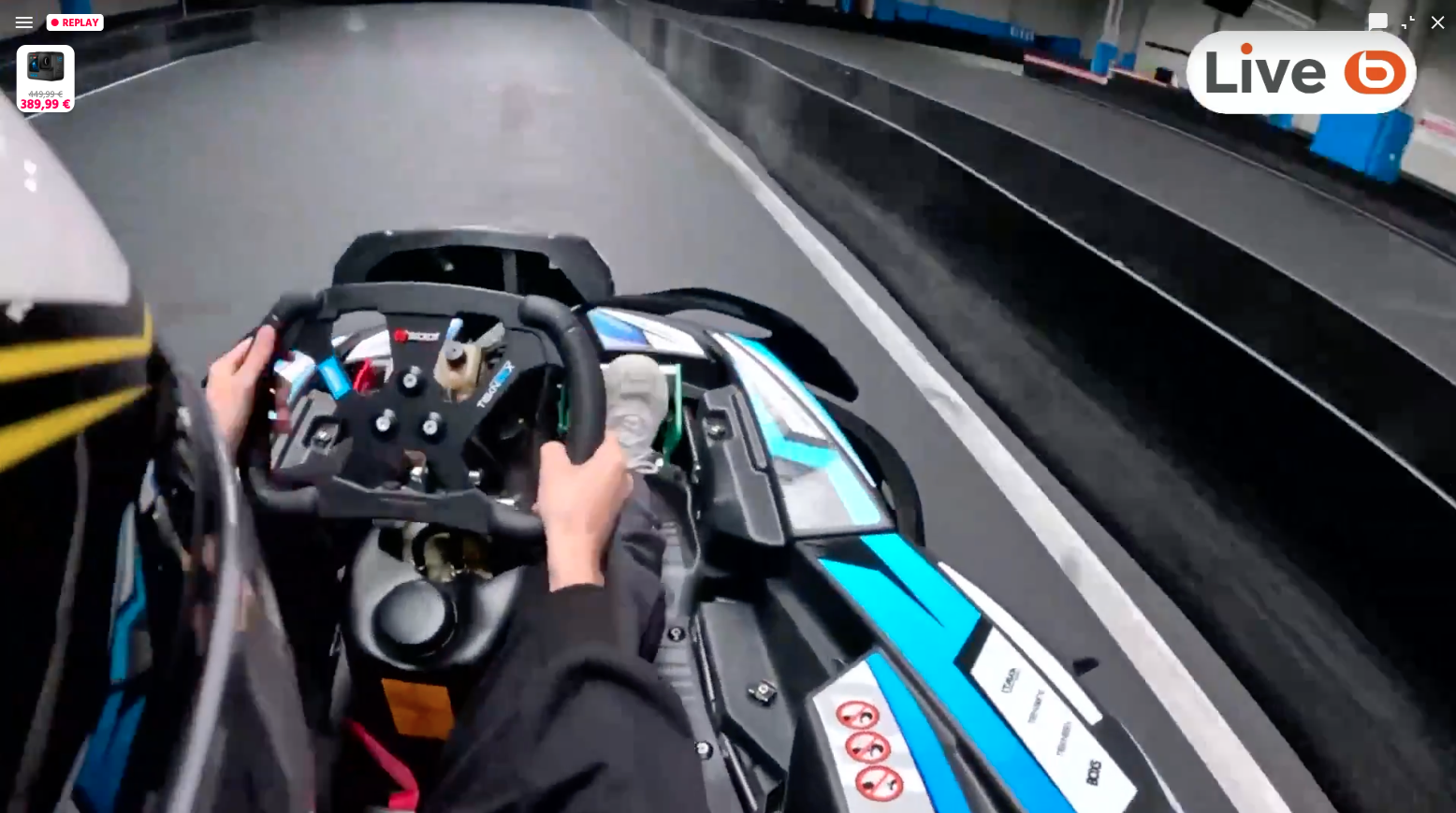 Un animateur Live Shopping dans un karting filmé par une Go Pro