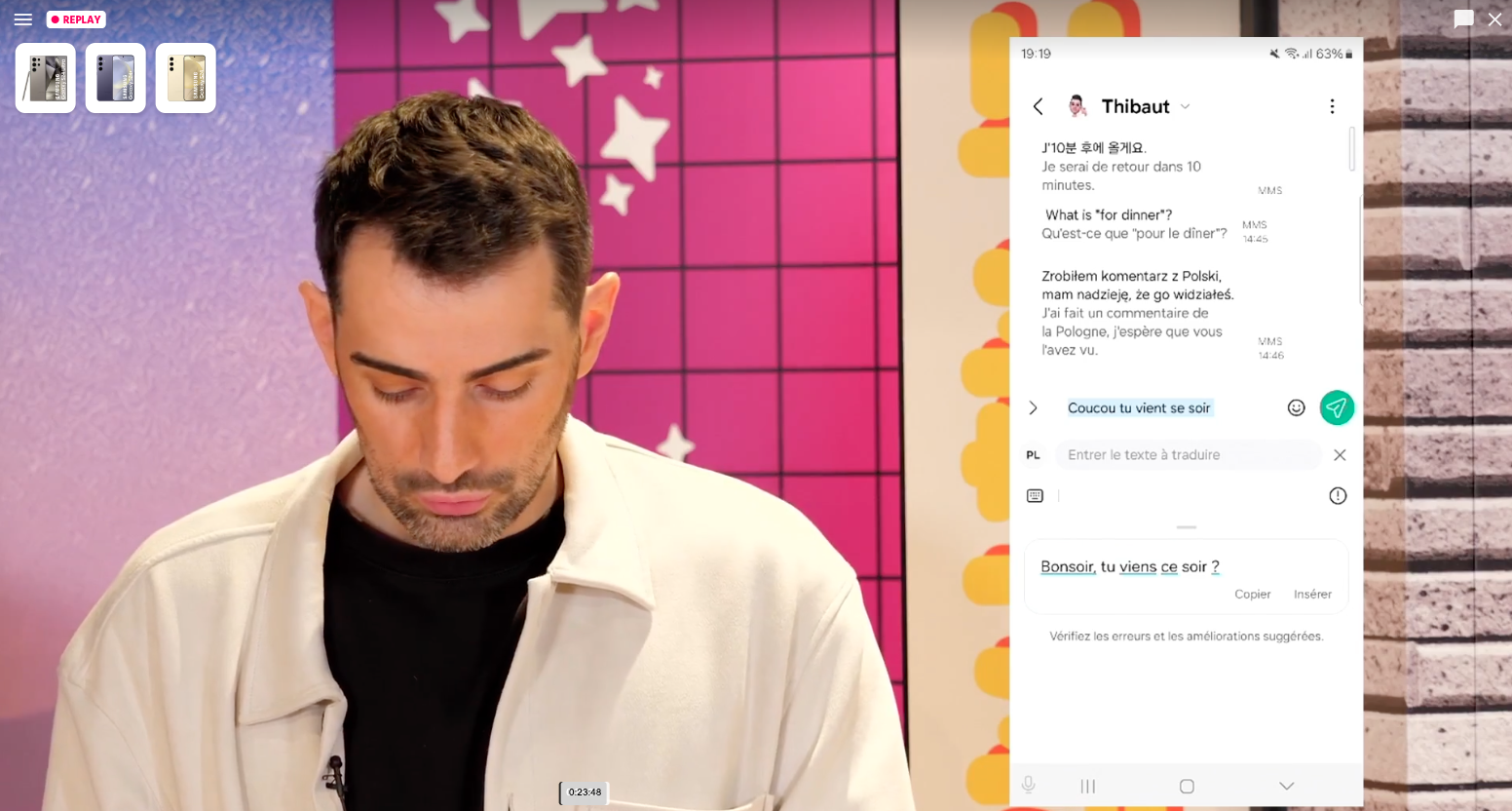 Un animateur Live Shopping montrant les fonctionnalités d'un téléphone