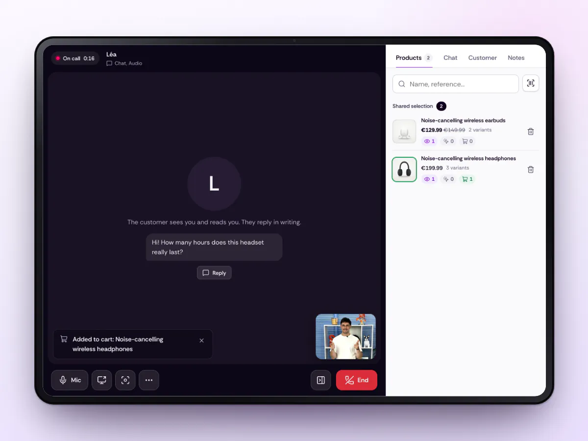 The advisor console on a tablet: an ongoing chat call with Léa, a shared selection of two products and an “Added to cart” signal on the headphones.