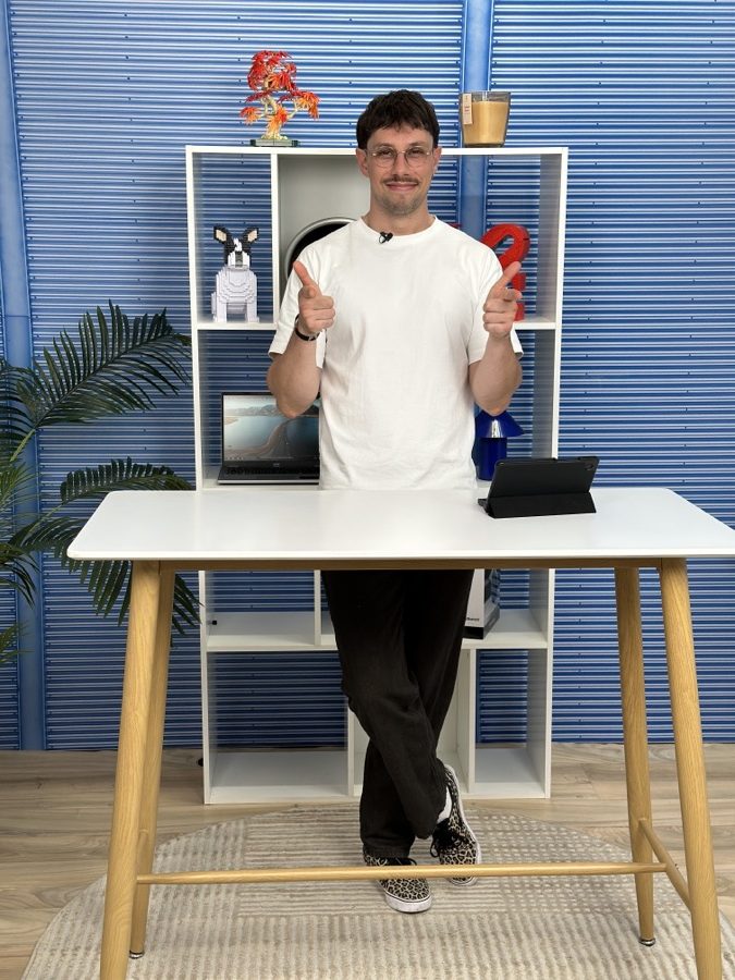 Un animateur sur le plateau du studio Caast, prêt pour un live.